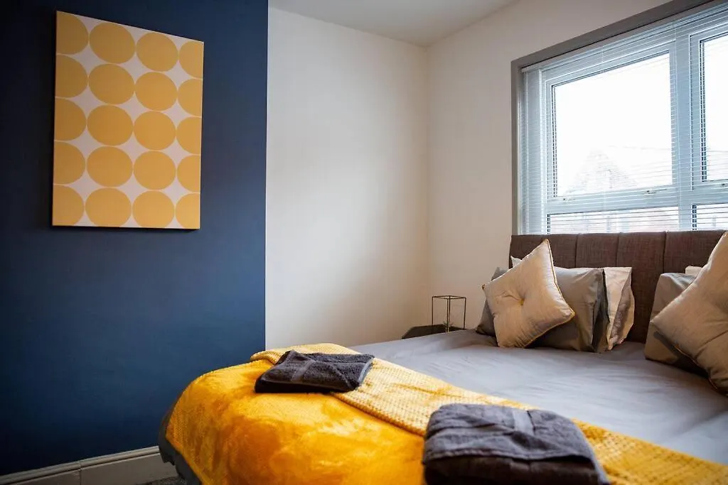 Guest Road - Stylish 3 Bedroom House Nether Edge 0*,  Birleşik Krallık