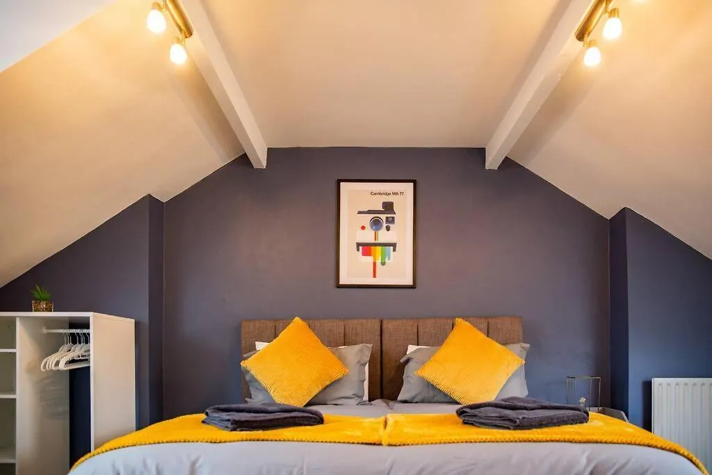 Guest Road - Stylish 3 Bedroom House Nether Edge Daire