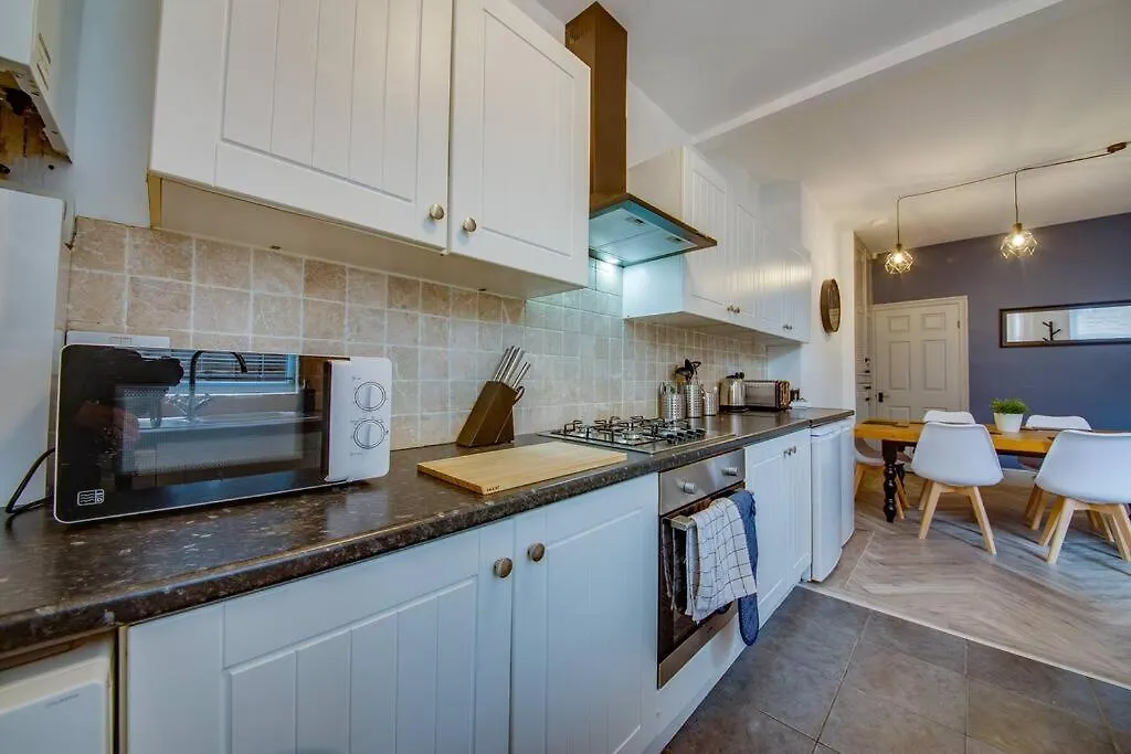 Guest Road - Stylish 3 Bedroom House Nether Edge 0*,  Birleşik Krallık