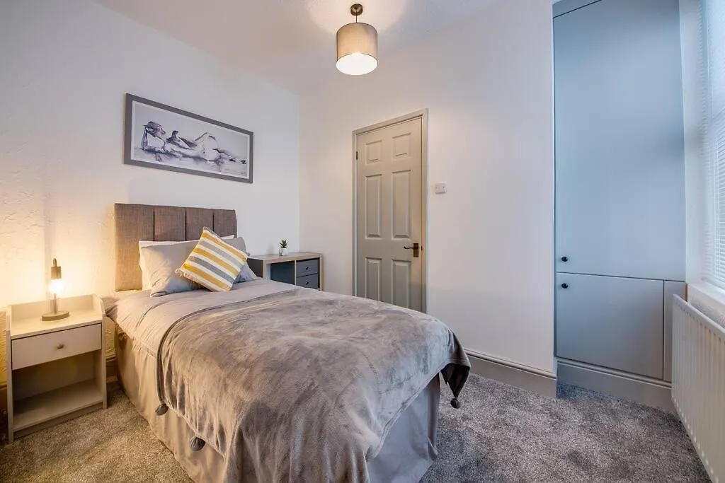 Daire Guest Road - Stylish 3 Bedroom House Nether Edge Birleşik Krallık