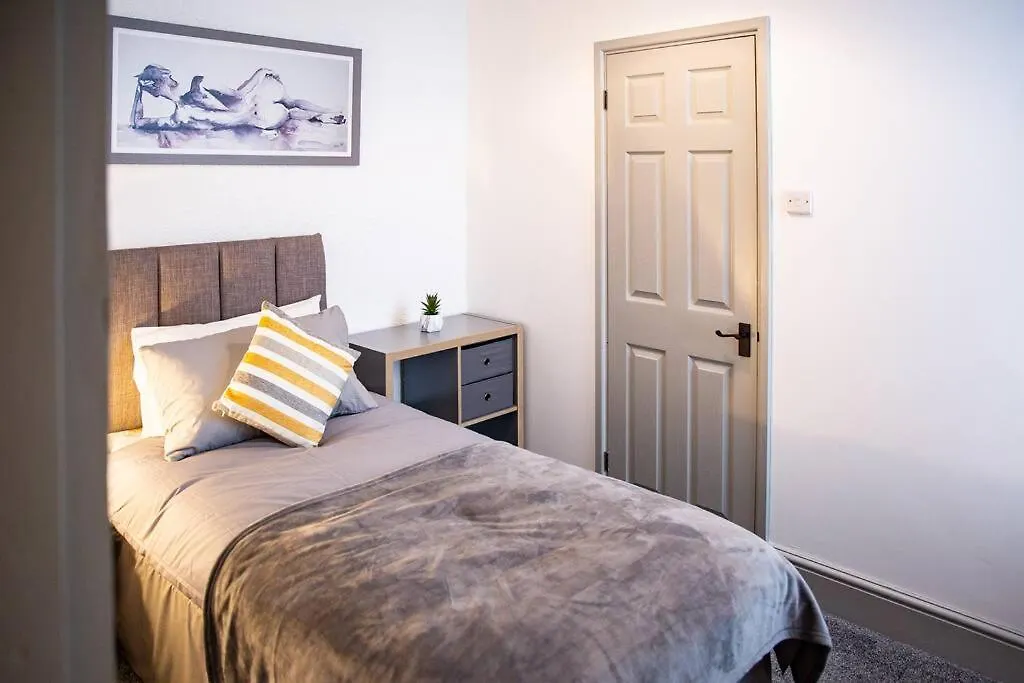 Guest Road - Stylish 3 Bedroom House Nether Edge