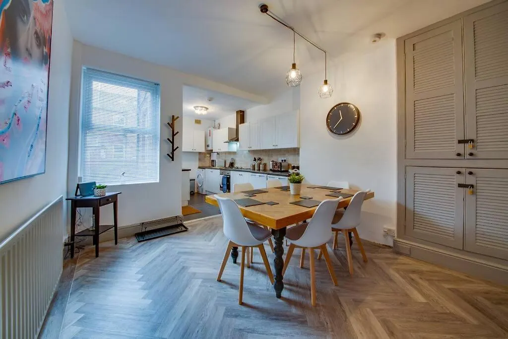 Daire Guest Road - Stylish 3 Bedroom House Nether Edge Birleşik Krallık