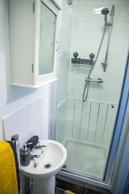 Guest Road - Stylish 3 Bedroom House Nether Edge Daire