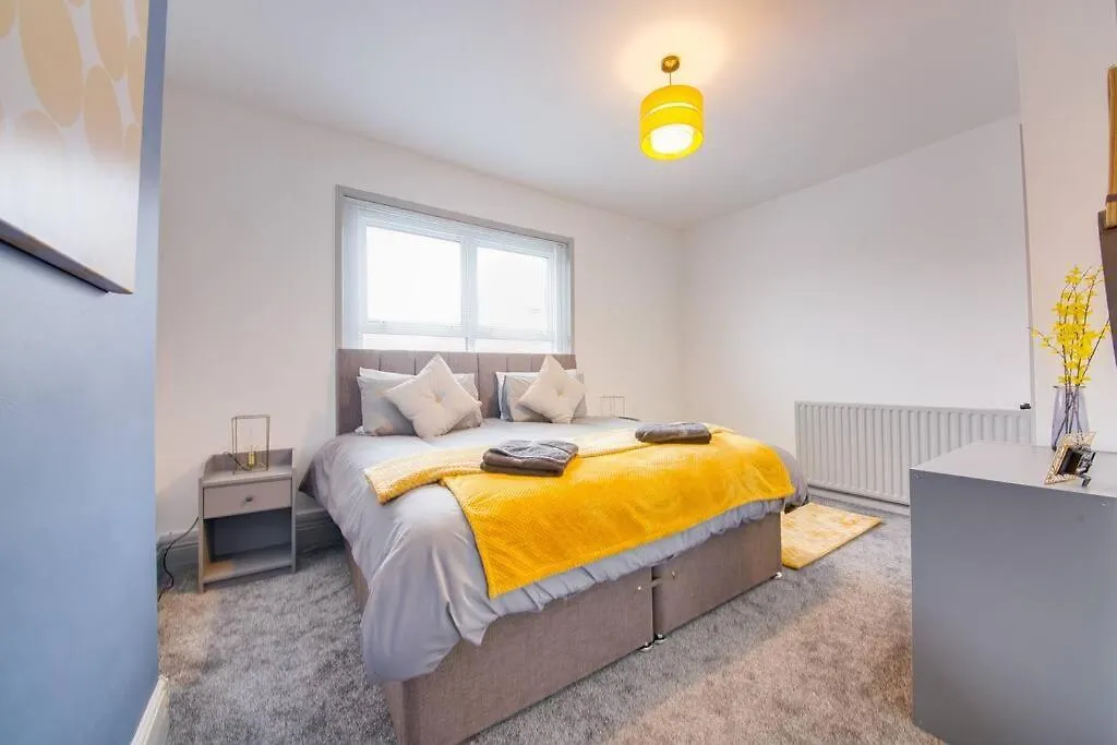Guest Road - Stylish 3 Bedroom House Nether Edge Daire